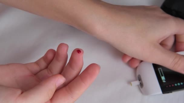 Adolescente Com Diabetes Mede Níveis Glicose Sangue Com Glicosímetro Cama — Vídeo de Stock