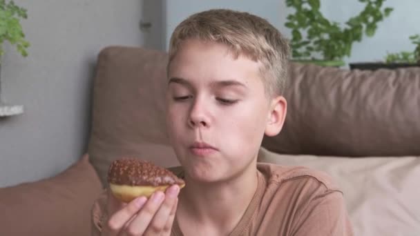 Adolescent Prend Une Bouchée Beignet Chocolat Avec Plaisir Aliments Sucrés — Video