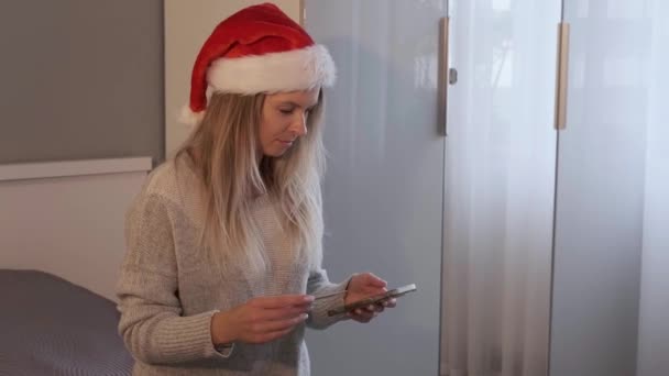 Mockup Του Smartphone Και Της Κάρτας Πληρωμής Μια Γυναίκα Πληρώνει — Αρχείο Βίντεο