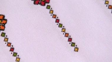 Renkli pamuk ipliklerle Slav çapraz dikişleri. Çapraz dikiş ve baldıran teknikli etnik model tasarımı. Nakış işlemeli arkaplan.