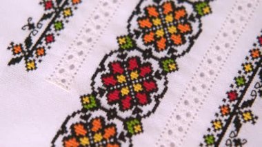 Renkli pamuk ipliklerle Slav çapraz dikişleri. Çapraz dikiş ve baldıran teknikli etnik model tasarımı. Nakış işlemeli arkaplan.