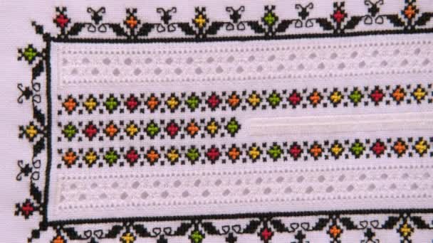 ウクライナの民俗装飾を刺繍しました エスニックウェアデザイン ジオメトリック オーナメント クロスステッチとヘムステッチ技術の刺繍された要素 — ストック動画
