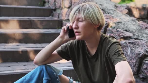 Kızgın Genç Kız Telefonda Konuşurken Bağırıyor Sinirleniyor Büyüyen Zorlu Yıllarda — Stok video
