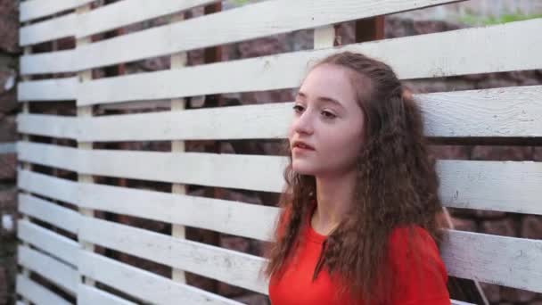 Portret Van Een Mooi Tienermeisje Met Lang Golvend Haar Positieve — Stockvideo