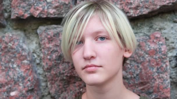Portrét Dospívající Dívky Pozadí Kamenné Zdi Mladá Blondýna Zblízka — Stock video