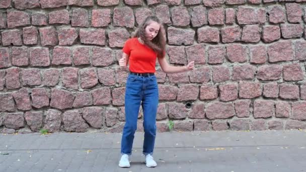 Una Linda Adolescente Baila Sola Sobre Fondo Una Pared Piedra — Vídeos de Stock