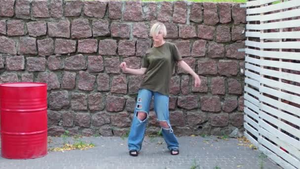 Una Ragazza Hipster Balla Sola Sullo Sfondo Muro Pietra Adolescente — Video Stock