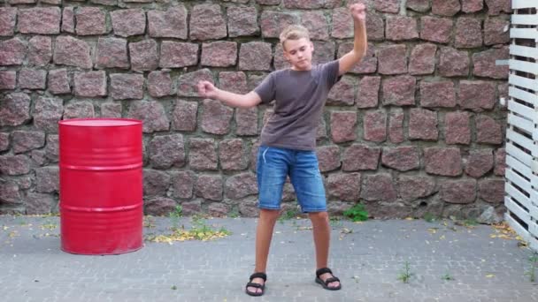 Мальчик Подросток Танцует Одиночестве Наслаждаясь Танцем Музыкой Фоне Каменной Стены — стоковое видео