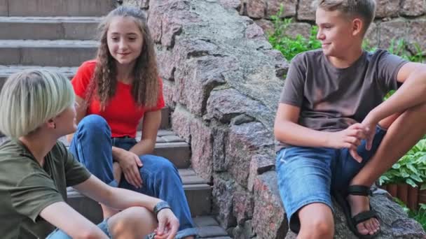Bästa Vänner Som Skrattar Tillsammans Utomhus Vänskap Gemenskap Ungdom Och — Stockvideo