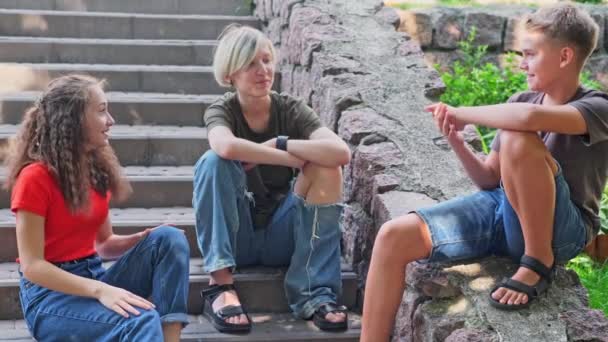 Arkadaşlar Yazın Sokakta Merdivenlerde Otururken Eğlenirler Konuşurlar Şarkı Söylerler Tatilde — Stok video