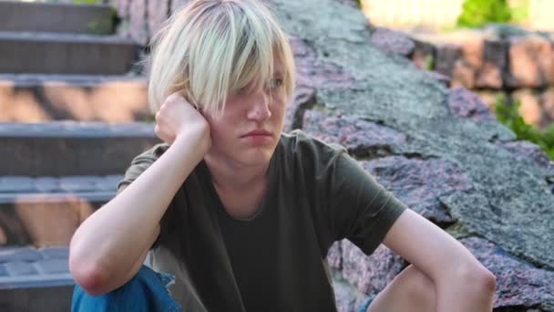 Üzgün Depresif Genç Kız Dışarıda Yalnız Sinirli Hissediyor Büyüyen Kriz — Stok video
