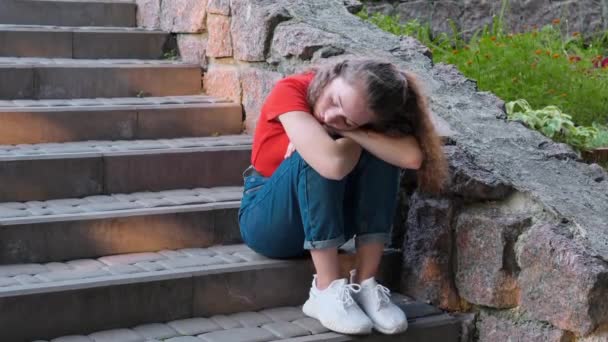 Triest Depressief Tienermeisje Alleen Trappen Buiten Zich Boos Eenzaam Voelen — Stockvideo