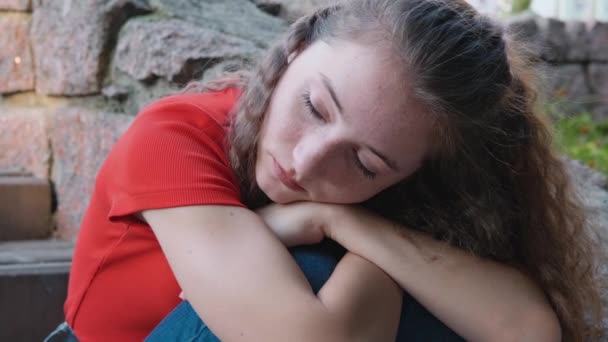 Smutna Przygnębiona Nastolatka Samotna Schodach Rozgniewana Samotna Dorastający Kryzys Niepokój — Wideo stockowe
