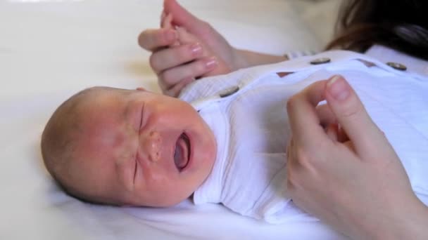 Portret Płaczącego Noworodka Zdrowie Psychiczne Czasie Poporodowym Matczyne Zdrowie Psychiczne — Wideo stockowe