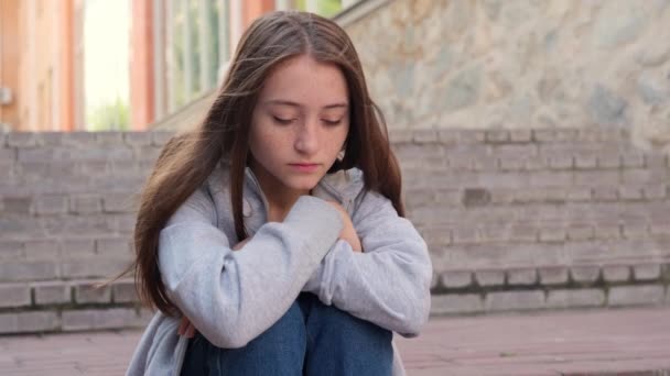 悲伤的少女一个人在街上沮丧 感到愤怒和孤独 危机和焦虑与日俱增 自我接受和自我分析的概念 — 图库视频影像