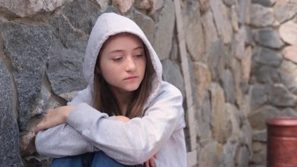 Triste Adolescente Deprimida Una Capucha Duerme Sola Calle Sintiéndose Enojada — Vídeo de stock