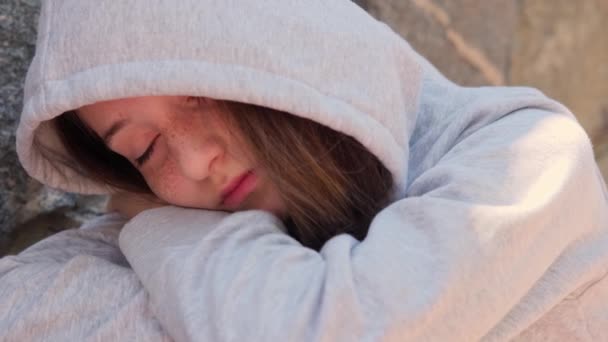 Szomorú Depressziós Csuklyás Lány Egyedül Alszik Utcán Dühösnek Magányosnak Érzi — Stock videók