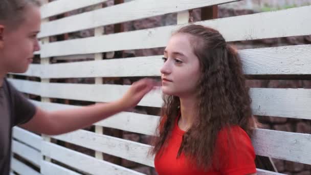 Børnene Første Kærlighed Teenage Dreng Plager Pige Teenagepige Genert Smiler – Stock-video