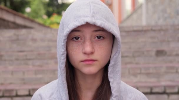 Πορτραίτο Ενός Σοβαρού Έφηβου Κοριτσιού Φακίδες Γκρι Κουκούλα Προαστιακό Σκηνικό — Αρχείο Βίντεο