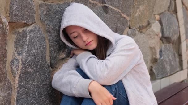 Сумна Пригнічена Дівчина Підліток Капюшоні Спить Вулиці Почуваючись Розлюченою Самотньою — стокове відео