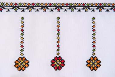 Renkli ipliklerle Slav çapraz dikişleri. Etnik düzen tasarımı. Nakış işlemeli arkaplan.