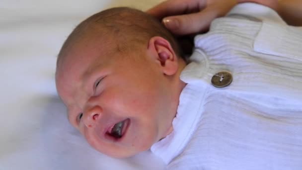 Madre Acariciando Pequeño Bebé Recién Nacido Llorando Salud Mental Posparto — Vídeo de stock