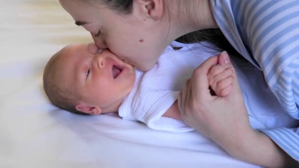 Портрет Плачучої Новонародженої Дитини Молода Мама Тримає Дитину Руки Цілує — стокове відео
