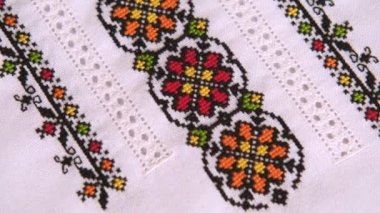 Ukrayna işlemeli folklor desenli süs. Etnik dokuların tasarımı. Geometrik süs. Renkli pamuk iplikleri ile çapraz dikişli nakışlı element.