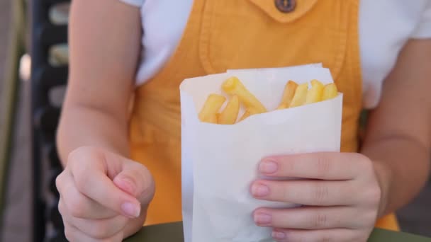 Крупним Планом Руки Дівчат Тримають Мішок Французької Картоплі Фрі Виймають — стокове відео