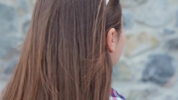 Gros Plan Une Adolescente Avec Des Taches Rousseur Retourne Regarde — Video