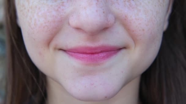 陽気なティーンエイジャーのクローズアップは 唇と鼻に焦点を当てて顔を解凍しました — ストック動画