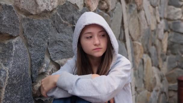 Сумна Пригнічена Дівчина Підліток Капюшоні Спить Вулиці Почуваючись Розлюченою Самотньою — стокове відео