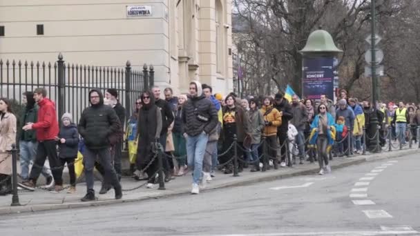 Krakow Polónia Fevereiro 2024 Março Com Bandeiras Apoio Ucrânia Aniversário — Vídeo de Stock