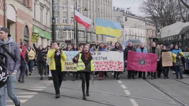 克拉科夫 2024年2月24日 支持乌克兰和反对俄罗斯的大游行 张贴有战争标语和旗帜的海报 — 图库视频影像
