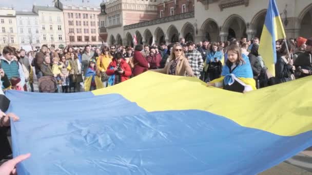 Manifestanti Portano Bandiera Ucraina Una Marcia Contro Guerra Tra Russia — Video Stock