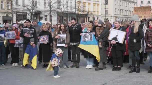 人们在反对俄罗斯和乌克兰战争的集会上拿着被轰炸房屋的照片 2024年2月24日 波兰克拉科夫 — 图库视频影像