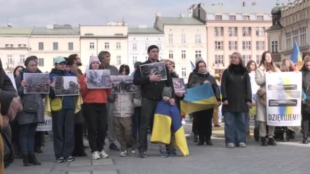 人们在反对俄罗斯和乌克兰战争的集会上拍下了被轰炸房屋的照片 2024年2月24日 波兰克拉科夫 — 图库视频影像