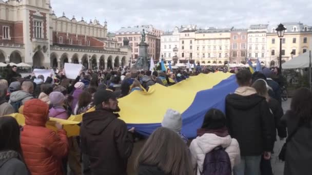 Krakow Poland 2024年2月24日 在与乌克兰举行的反对俄罗斯战争的游行中 乌克兰的巨大旗帜在抗议者手中 — 图库视频影像