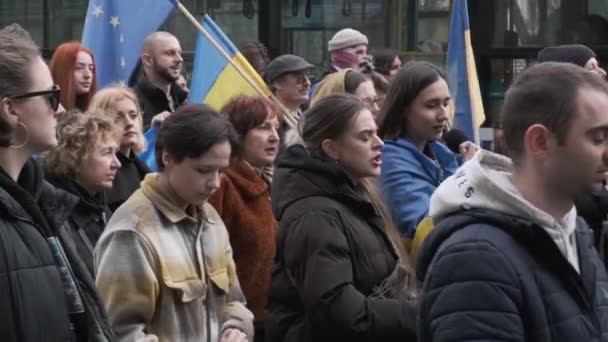 Krakow Polonia Febrero 2024 Marcha Con Banderas Apoyo Ucrania Aniversario — Vídeos de Stock