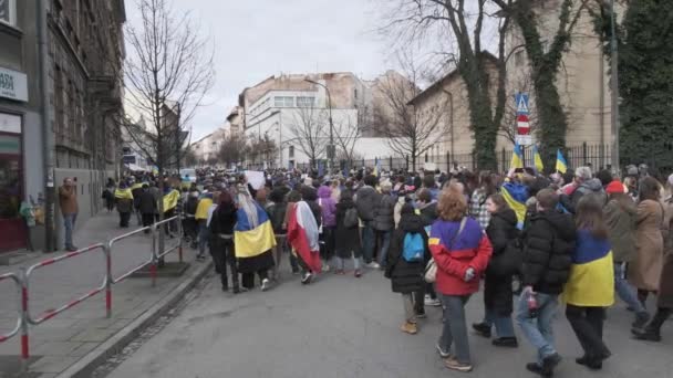Краков Польша Февраля 2024 Года Марш Флагами Поддержку Украины Годовщину — стоковое видео