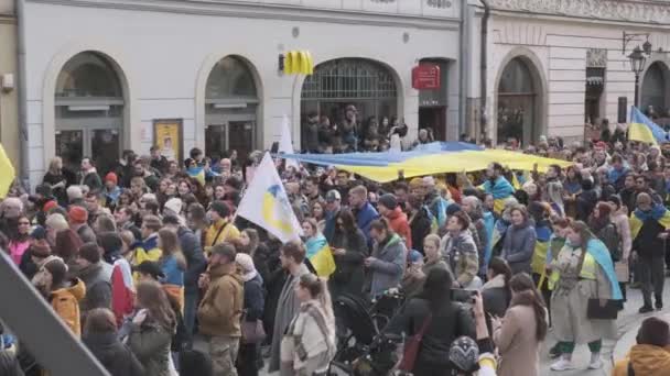 Krakow Polska Luty 2024 Tłum Demonstrantów Marszu Rzecz Ukrainy Rosji — Wideo stockowe