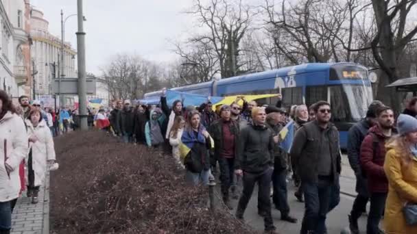 Krakow Pologne Février 2024 Manifestants Avec Drapeaux Slogans Europe Guerre — Video