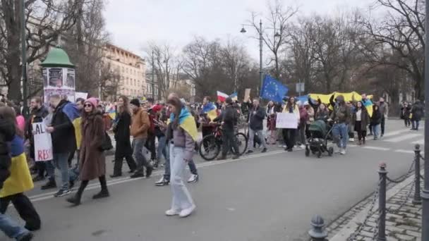Краков Польша Февраля 2024 Года Протестующие Флагами Лозунгами Европе Война — стоковое видео