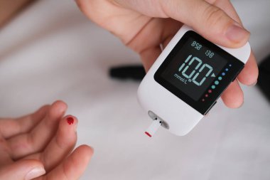 Diyabet, kan şekerini ölçüyor. Evde Lancelet ve glukometre kullanan bir çocuk. Diyabet testi.