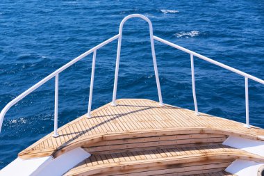 Açık Deniz 'e Bakan Yat Yayı, Lüks Seyahat ve Denizcilik Macerası Konsepti.