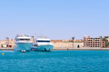 Lüks Yatlar Tropikal tatil beldesi Marina, Açık Mavi Deniz ve Gökyüzüne kenetlendi.