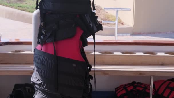 ヨットデッキに積み重ねられたライフジャケットは 海上での乗客の安全のために準備 — ストック動画