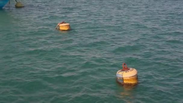 Boyas Erosionadas Flotando Mar Calma Marcadores Navegación Náutica — Vídeos de Stock