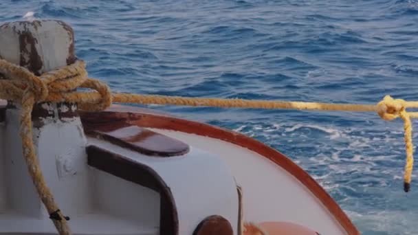 Úszó Mentőcsónak Egy Sétahajózási Koncepcióhoz Kötve Mentési Műveletekhez Tengeri Biztonsághoz — Stock videók