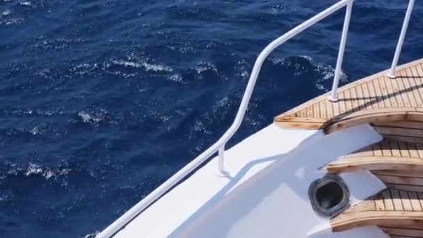 Tekne Güvertesi Köşesinde Derin Mavi Deniz Manzarasına Karşı Ahşap Detaylar — Stok video